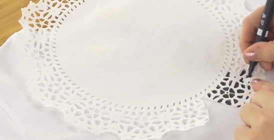 Eine einfache weiße Bluse in etwas elegantes verwandeln? Nichts leichter als das